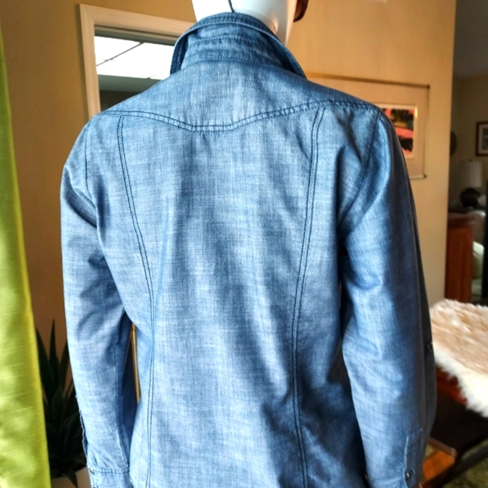 Columbia: Ladies Couple Button Front Tapered Refined Chambray Shirt. - Picture 4 of 12